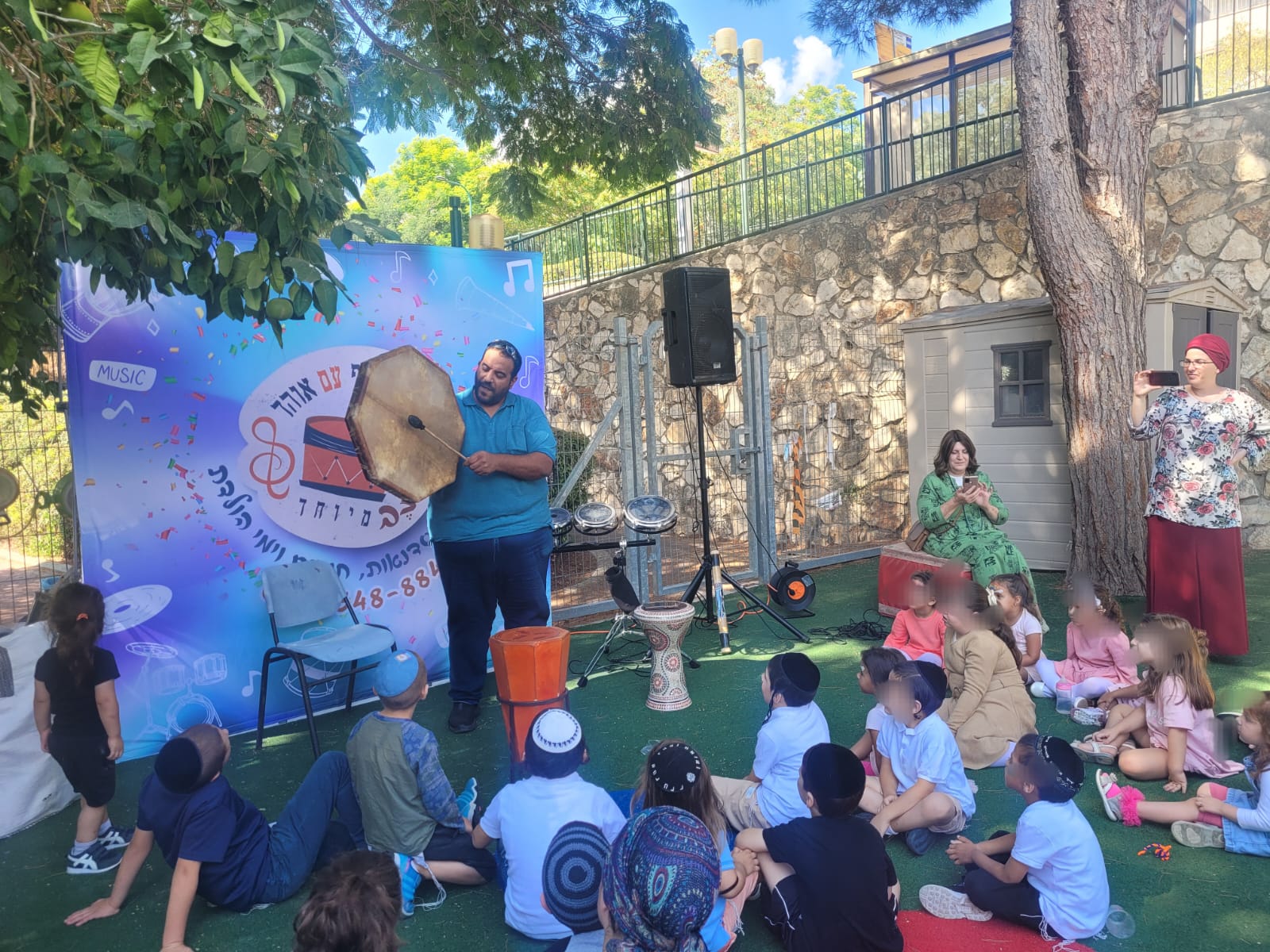 אוהד עם ילדים בפעילות