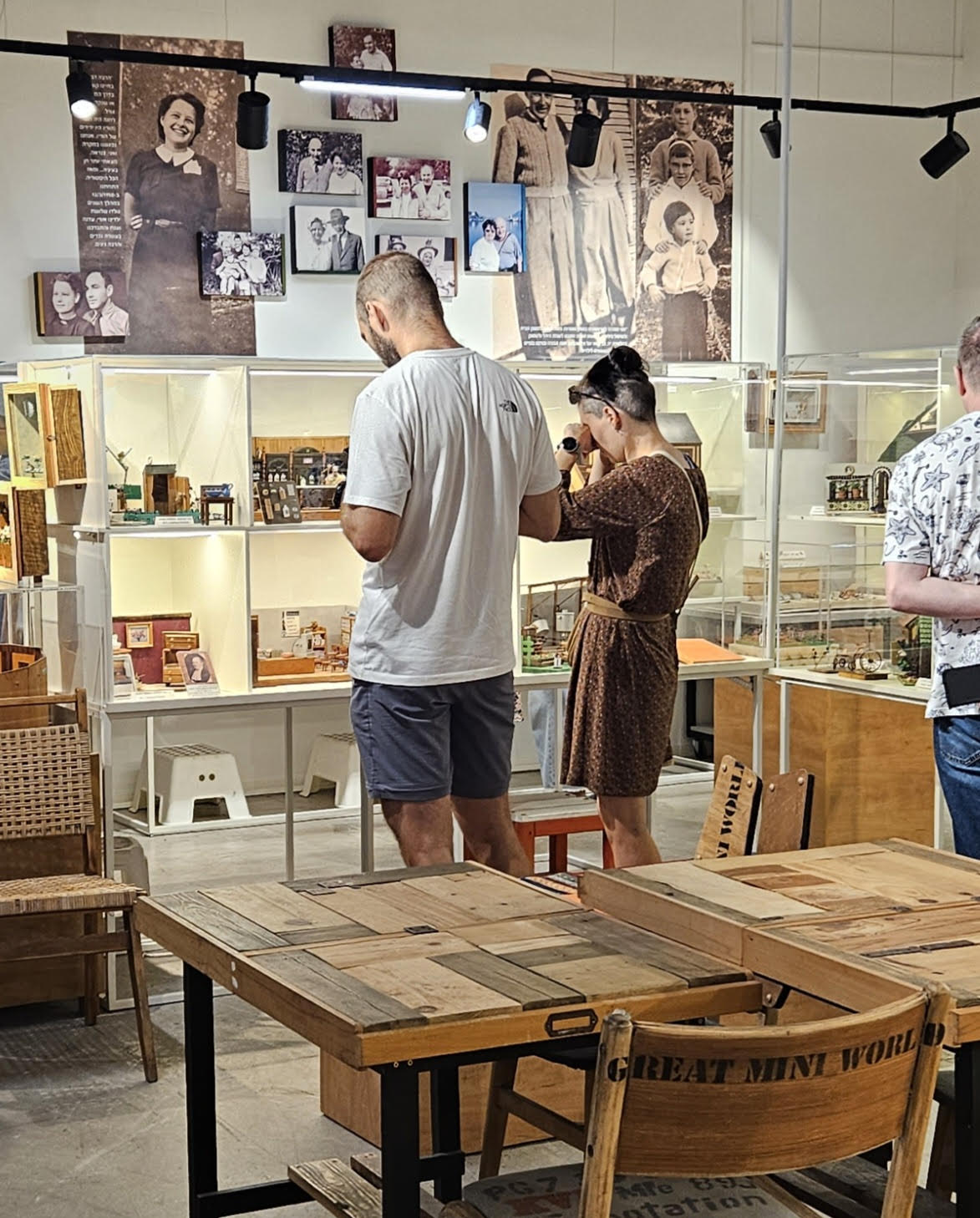 מבקרים במוזיאון