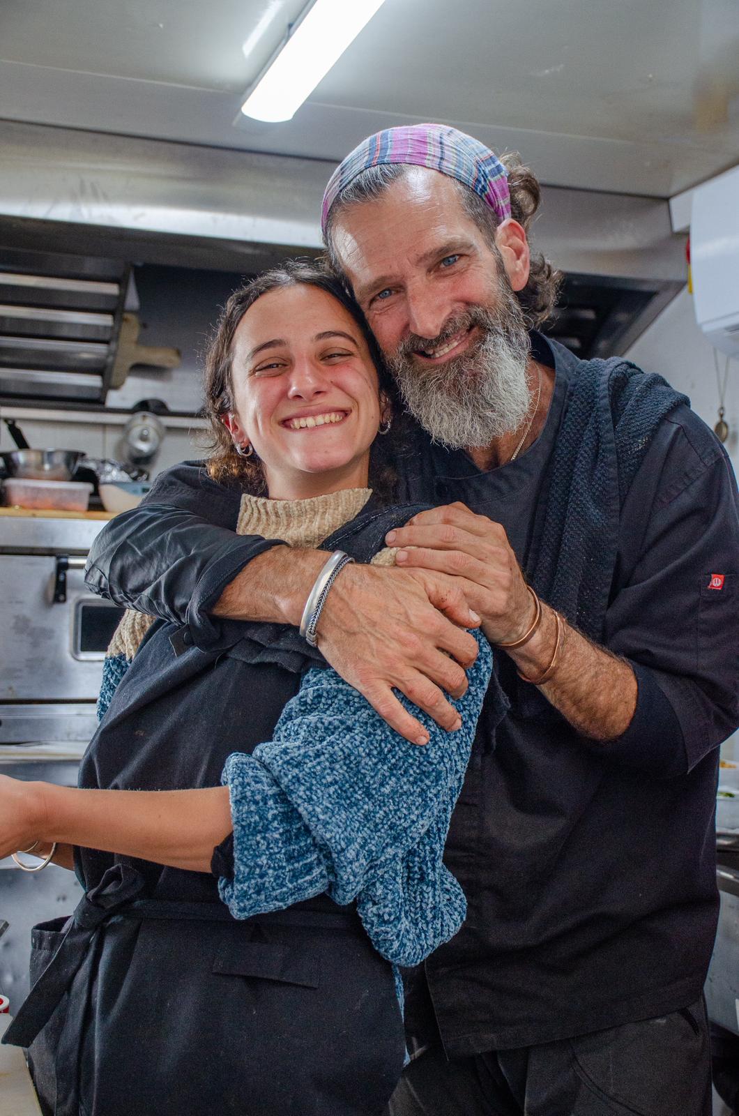 זוג מחייך