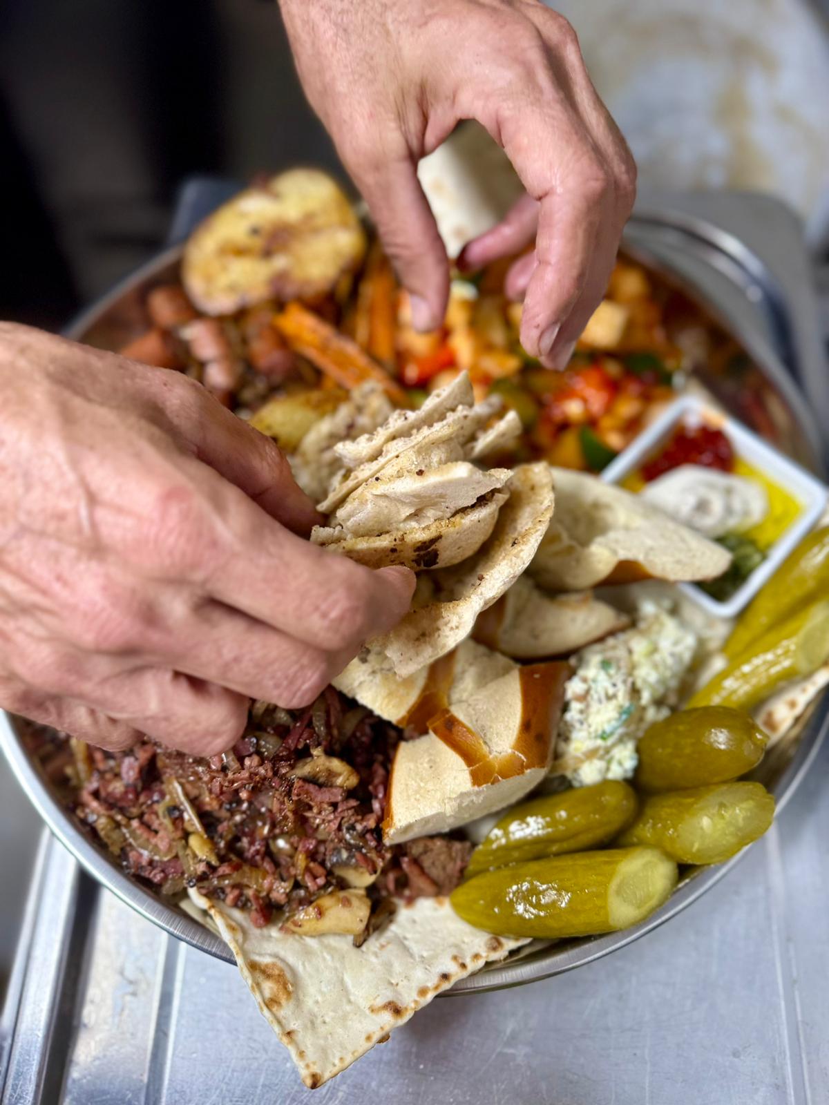 פיתות וחמוצים
