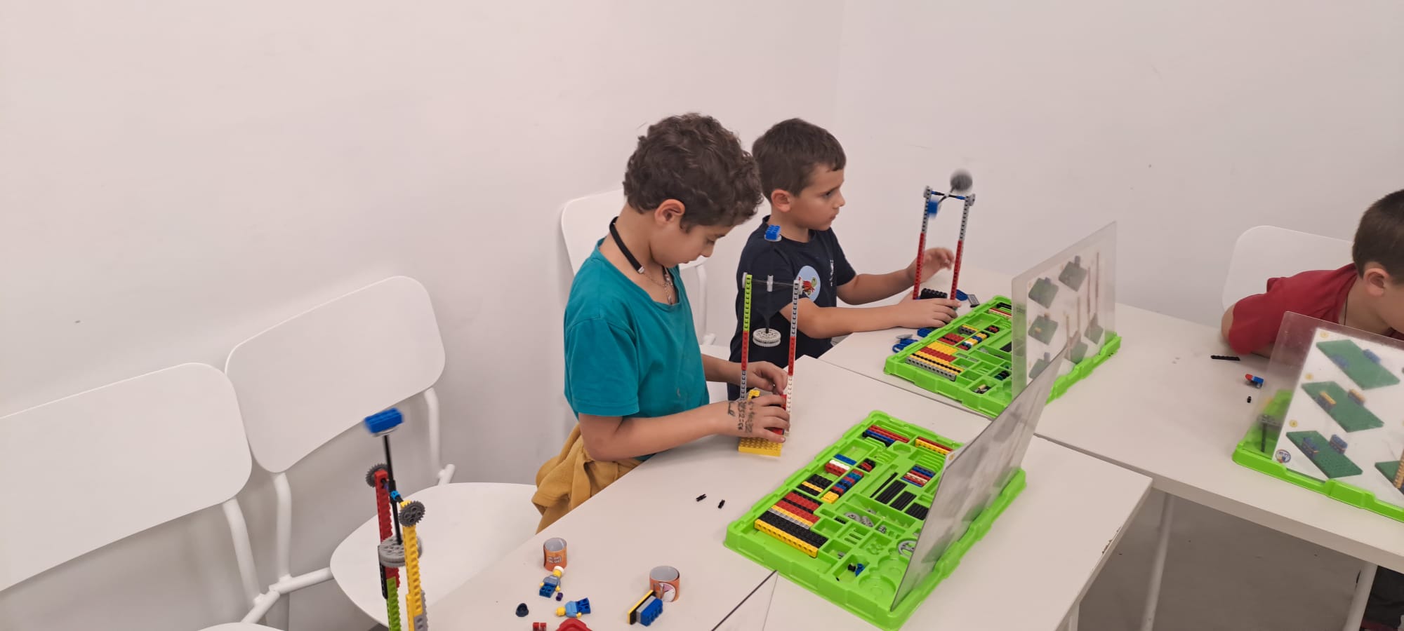 ילדים עם לגו