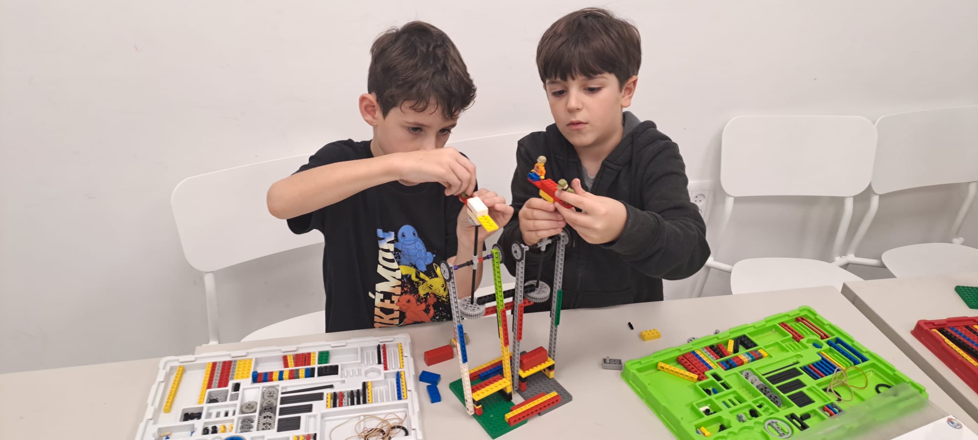 ילדים עם לגו