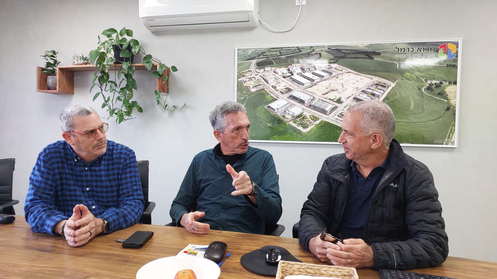 ראש המועצה מנכל המועצה ומנהל פארק מבוא כרמל בישיבה